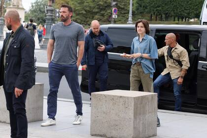 Ben Affleck y su hija Seraphina paran almorzar en un restaurante al lado del museo Louvre.