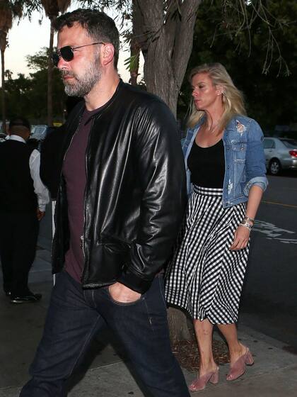 Ben Affleck y su novia Lindsay Shookus enfrentan rumores de embarazo