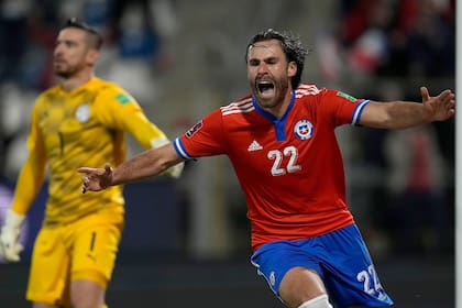 Ben Brereton festeja un gol con la selección chilena