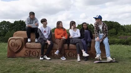 Ben, Jacob, Marianna, Poppy, Izzy y Patrick en el banco en honor a la memoria de Olly