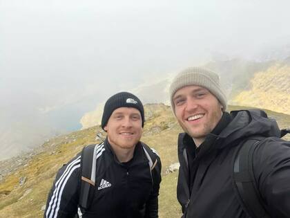 Ben junto a Henry, el amigo que lo acompañó en la búsqueda de su abrigo (Foto: Lad Bible)
