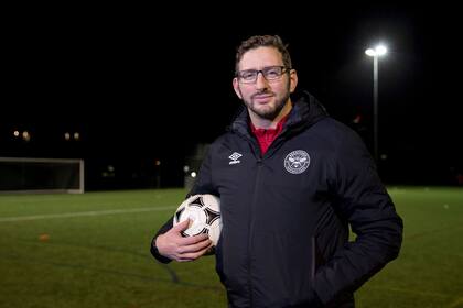 Ben Lampert, entrenador del equipo de fútbol para sordos del Brentford FC Community Sports Trust