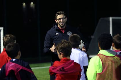 Ben Lampert, entrenador del equipo de fútbol para sordos, de Brentford FC Community Sports Trust, durante una sesión de entrenamiento con niños en el oeste de Londres