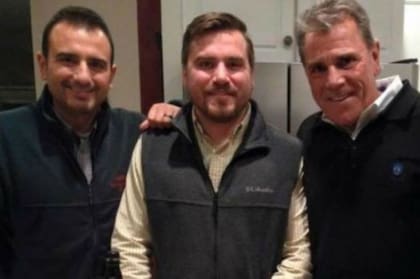 Ben Riggs perdió a su padre y a su abuelo en el lapso de 48 horas, pero encuentra consuelo en que él y sus hermanos se tomaron una foto con su padre horas antes de morir