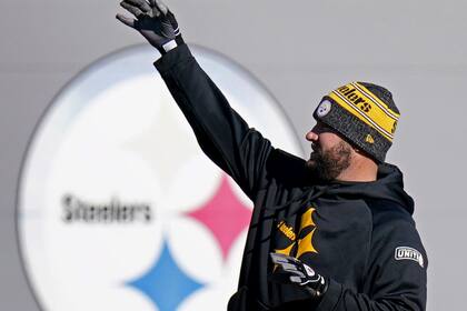 Ben Roethlisberger, quarterback de los Steelers de Pittsburgh, calienta durante una práctica el viernes 12 de noviembre de 2021 (Matt Freed/Pittsburgh Post-Gazette via AP)
