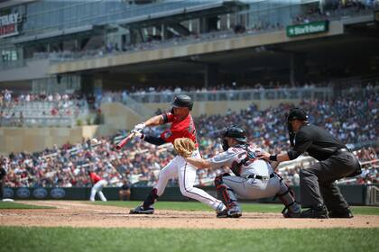 Ben Rortvedt pega una línea por los Mellizos de Minnesota en el sexto inning del partido ante los Tigres de Detroit, en el juego del domingo 11 de julio de 2021, en Minneapolis, Minnesota. (AP Foto/Stacy Bengs)