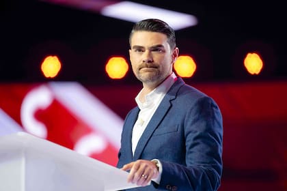 Ben Shapiro habla durante la convención AmericaFest 2025 de Turning Point USA, el jueves 18 de diciembre 2025, en Phoenix. (AP Foto/Jon Cherry)