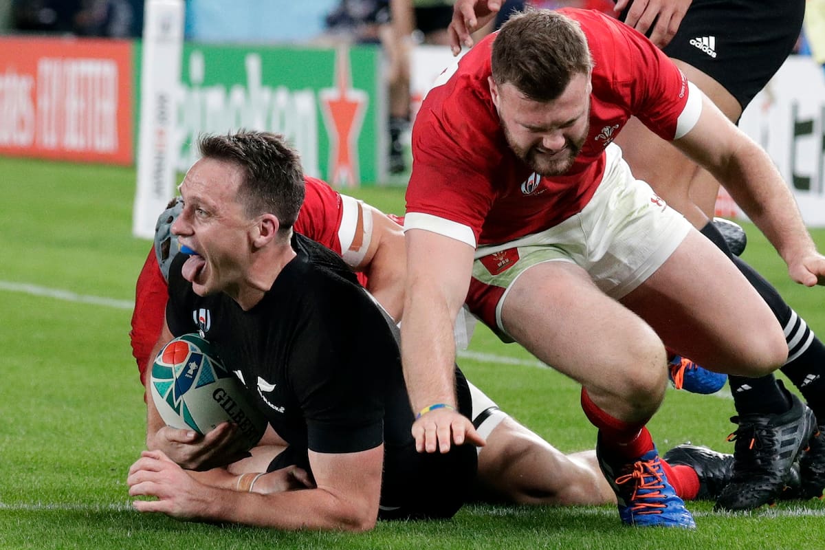 Ben Smith celebra ante la impotencia de un jugador galés
