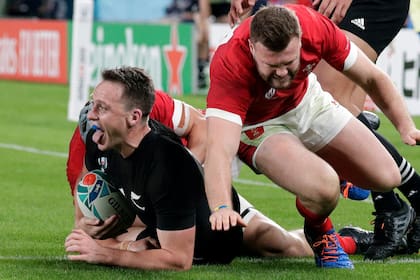 Ben Smith celebra ante la impotencia de un jugador galés