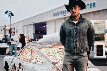 Ben Tuna transformó Porsche incendiados en esculturas con vitrales antiguas