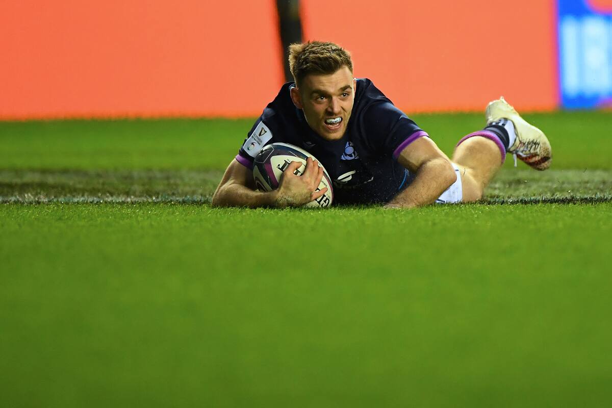 Ben White apoya su primer try para Escocia, en el debut ante Inglaterra por el Seis Naciones