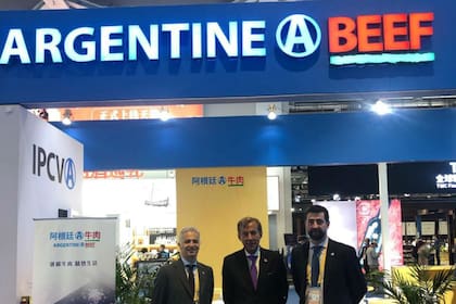 Bendayan y Rey junto al embajador argentino en China, Luis María Kreckler, en el stand en la CIIE