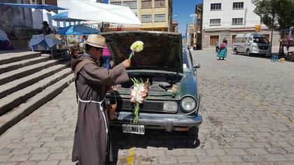 Bendición del Torino en Copacabana, Bolivia, a metros del lago Titicaca. (Foto: RTB)