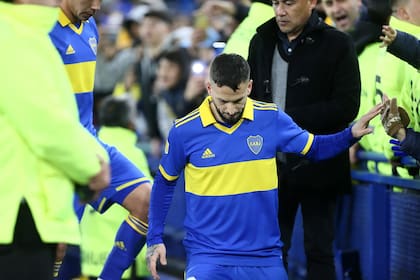 Benedetto agradece el apoyo de los hinchas cuando se va al descanso del primer tiempo