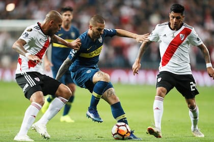 Benedetto domina la pelota frente a Maidana, dos que ya no están