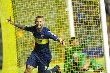 Benedetto festeja el segundo gol de Boca frente a Tolima