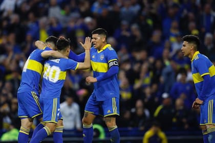 Benedetto festeja su gol con Juan Ramírez, Marcos Rojo y Pol Fernández; Boca se regaló un buen triunfo ante River en la Bombonera