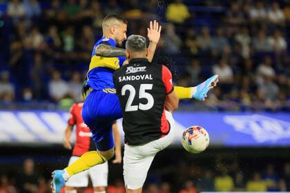 Benedetto pelea un balón con Sandoval