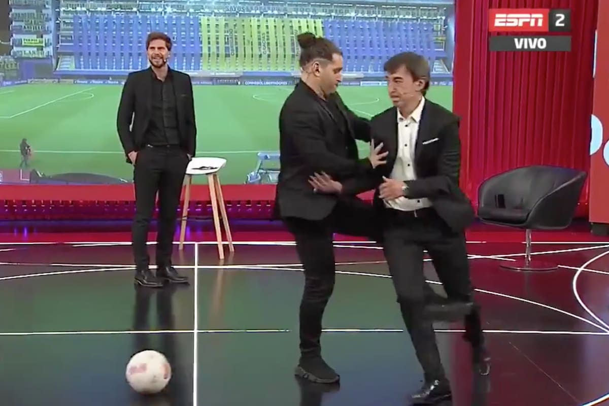 Benedetto quiso eludir por un costado a Manusovich, pero el exlateral izquierdo elevó su pierna hasta impactar de costado sobre la rodilla del periodista