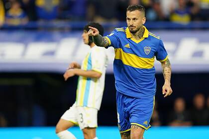Benedetto señala y busca a Langoni, que propidió el gol del "9" de Boca