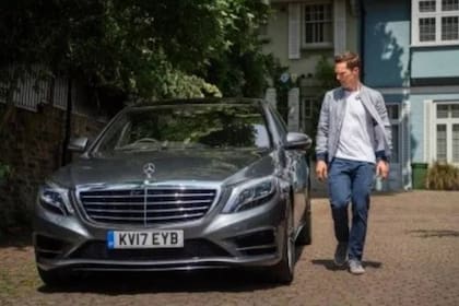 Benedict Cumberbatch posa junto a su Mercedes.
