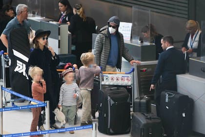 Benedict Cumberbatch y Sophie Hunter, en el día de ayer, junto a sus hijos en Ezeiza
