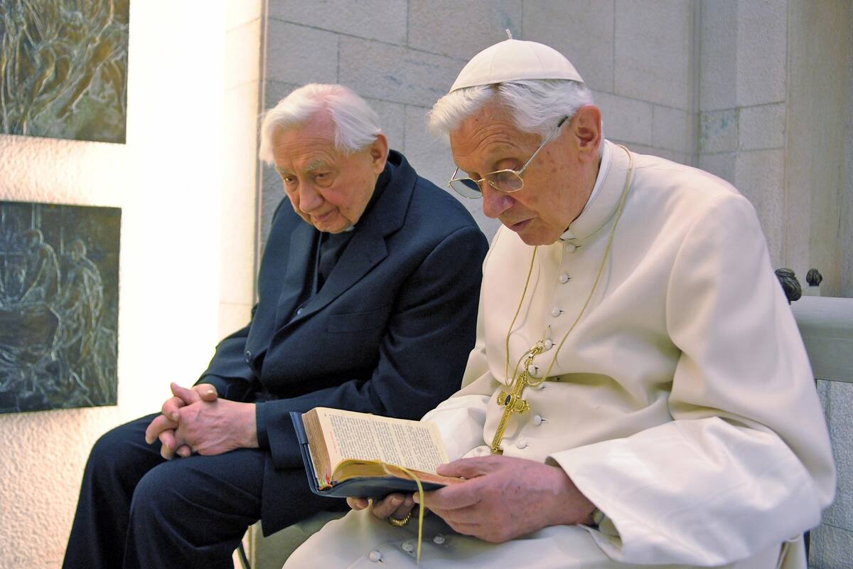 Benedicto rezando junto a su hermano en el 2012