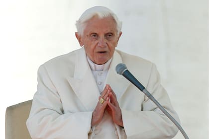 Benedicto XVI, papa emérito, desmintió hoy haber escrito un libro en defensa del celibato sacerdotal junto al cardenal ultraconservador Robert Sarah, un texto que causó gran revuelo, ya que apareció como un intento de presionar a Francisco que podría cambiar esta ley interna de la Iglesia, tal como