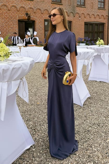 Benedikte Thoustrup impactó con un vestido de Victoria Beckham que combinó con clutch asimétrico de metal de H&M