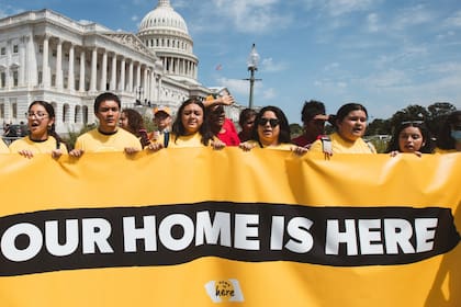 Beneficiarios de DACA y solicitantes de asilo quedan excluidos, pese a contar con permisos laborales y contribuir al sistema tributario