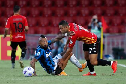Arturo Vidal fue primera vez titular en Inter; el chileno recibió elogios de Romelu Lukaku y respondió con su juego en la goleada 5-2 sobre Benevento, en un partido pendiente de la primera jornada del calcio