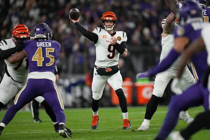 Bengals ganan en el regreso de Burrow, 32-14 sobre Ravens, que pierden 5 balones