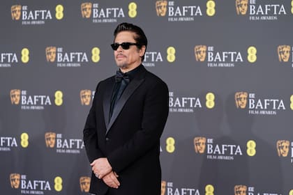 Benicio del Toro posa en la alfombra roja de la 79a. entrega de los premios Bafta en la que estuvo nominado a mejor actor. El premio fue para Sean Penn, su compañero de elenco en Una batalla tras otra