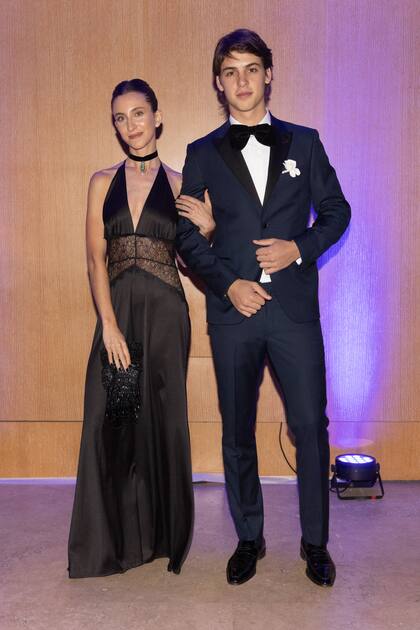 Benicio Gravier posa con su novia, Lola Malm Green
