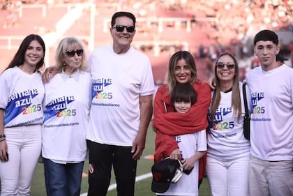 Benicio rodeado de su mamá Laura, Pepe Santoro y el resto de los integrantes de la organización Semana Azul