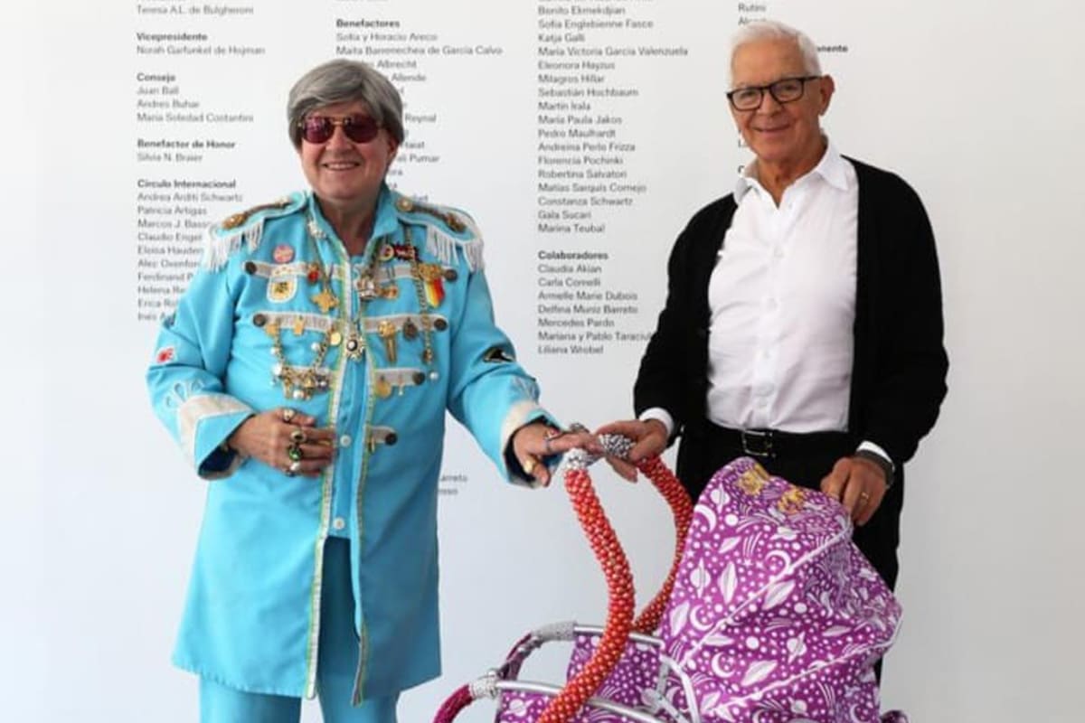 Benita Laren le regaló un cochecito antiguo intervenido con perlas de colores a Kahlo, hija de Eduardo Costantini