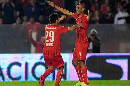 Benítez festeja su primer gol con Vera
