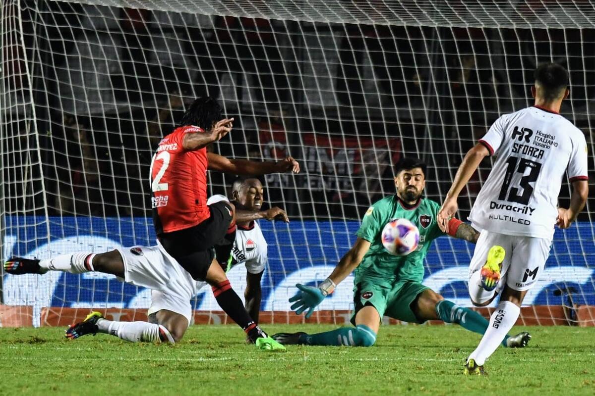 Benítez ya tomó el rebote del penal que le atajó Hoyos; su remate se irá cerca del palo izquierdo