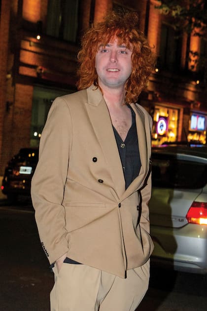 Benito Cerati, con nuevo color de pelo y traje marrón.