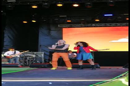 Benito Cerati y Daniela Herrero compartieron hoy escenario en el marco del festival AcercArte, en Ituzaingó