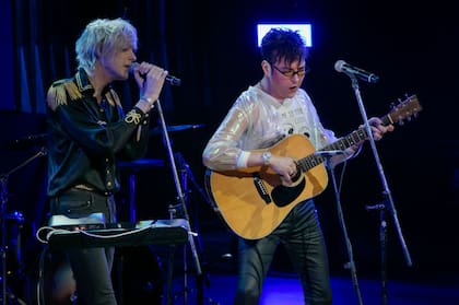 Benito Cerati y Leo García cantaron en la primera ceremonia de los Premios Gardel 2018