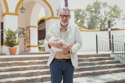 Benito, con Fermín, tras la ceremonia, en la entrada de la parroquia, en San Lorenzo.