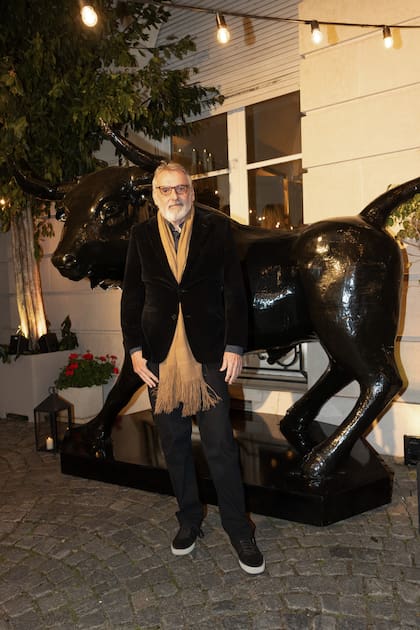 Benito Fernández llegó con amigos. El diseñador está a full con los preparativos del desfile por sus 40 años con la moda