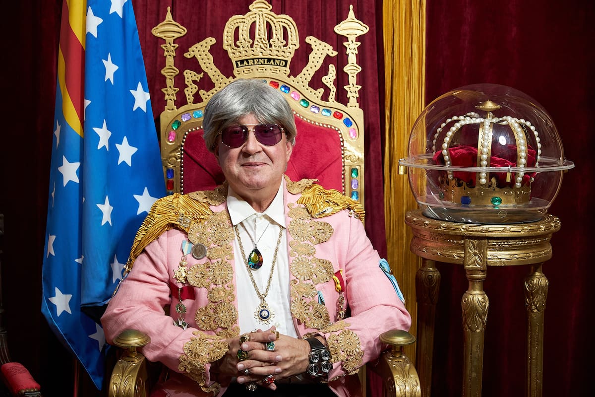 Benito Laren en el Salón del Trono de Larenland, en Parque Centenario