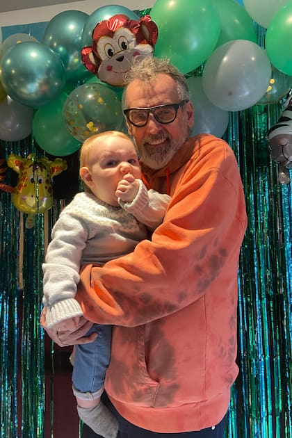 Benito, que es un abuelo muy dedicado, feliz con su nieto en brazos.