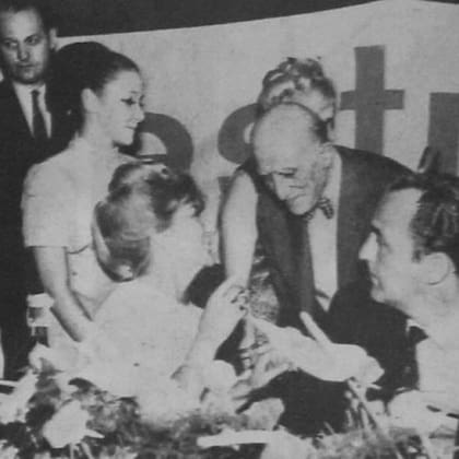 Benito Quinquela Martín diseñó el vitral que se encuentra en lo alto de la Confitería Neptuno y en 1971 fue homenajeado cuando se le puso su nombre al salón principal de ese lugar