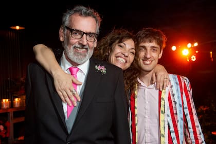 Benito y su hijo, Lucas Fernández Durand, posan con Ernestina Pais.