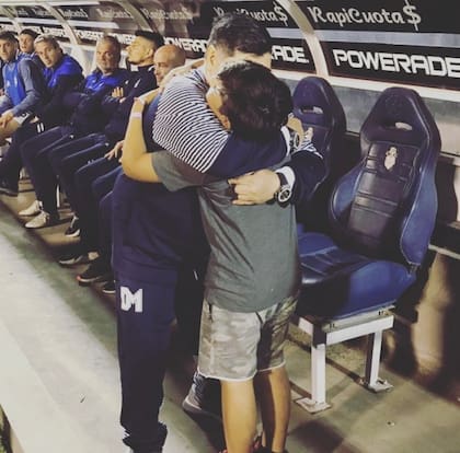 Benja Agüero con su abuelo Maradona, cuando era entrenador del Lobo. Crédito: Instagram
