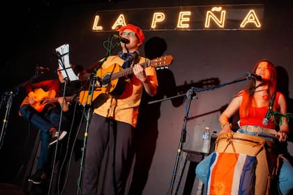 Benja en una presentación en La Peña, de Tamarisco Bar, en Recoleta.