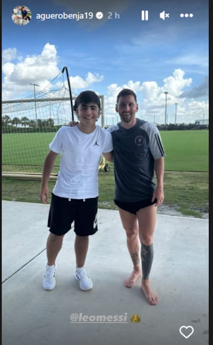 Benjamín Agüero posó para la foto junto a Lionel Messi